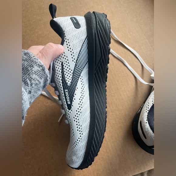 Brooks Revel 6 Black and White Running Shoes - Picture 14 of 16